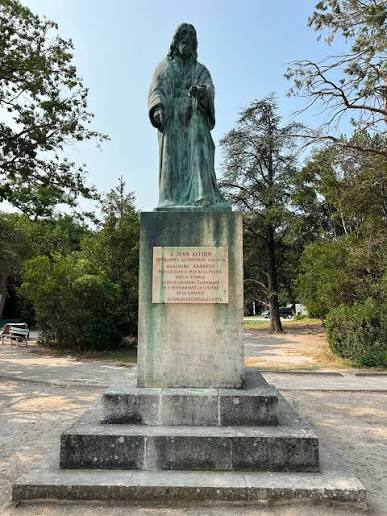Nouvelle statue de Jean Althen au Rocher des Doms