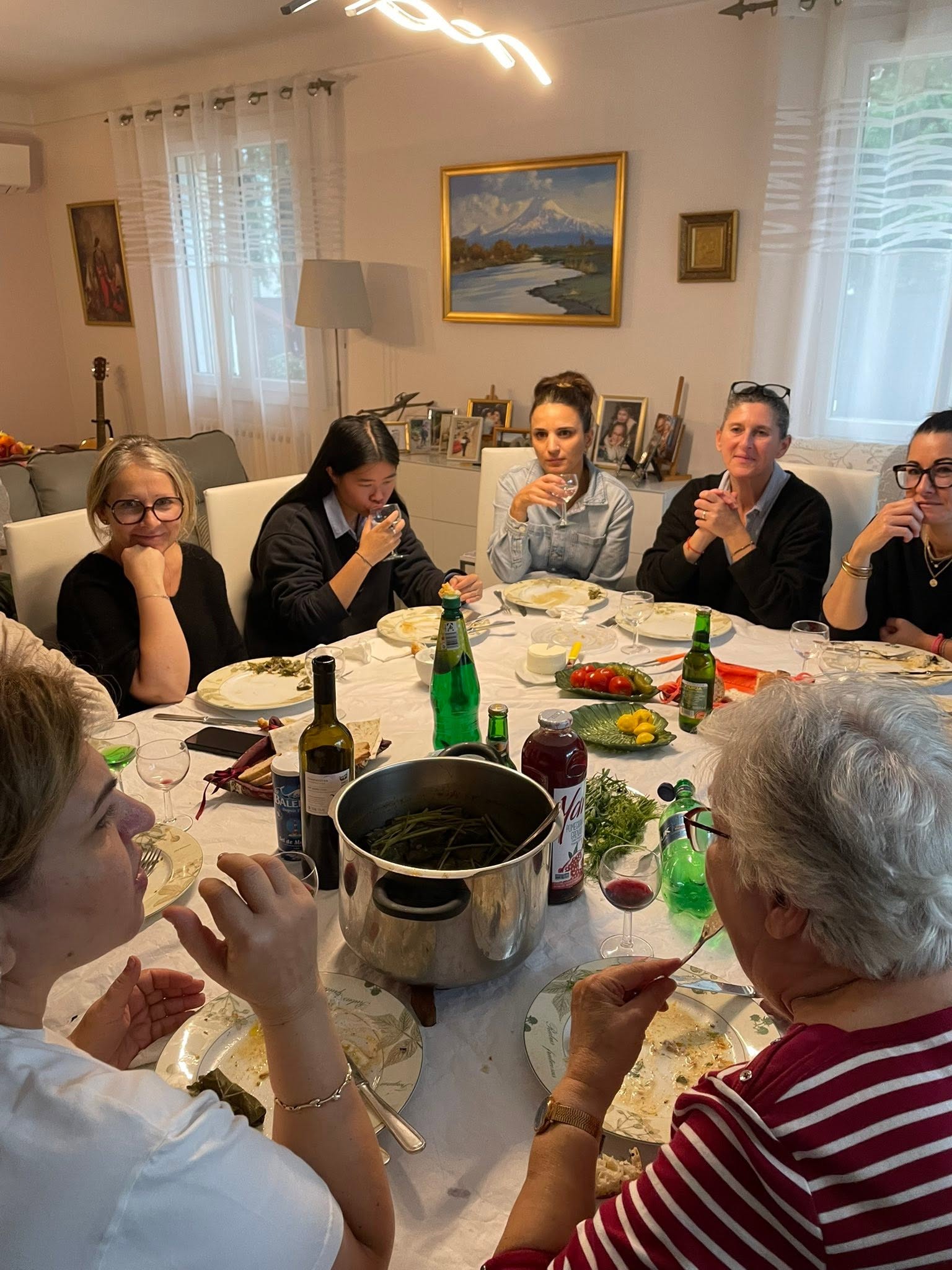 Participants partageant le repas