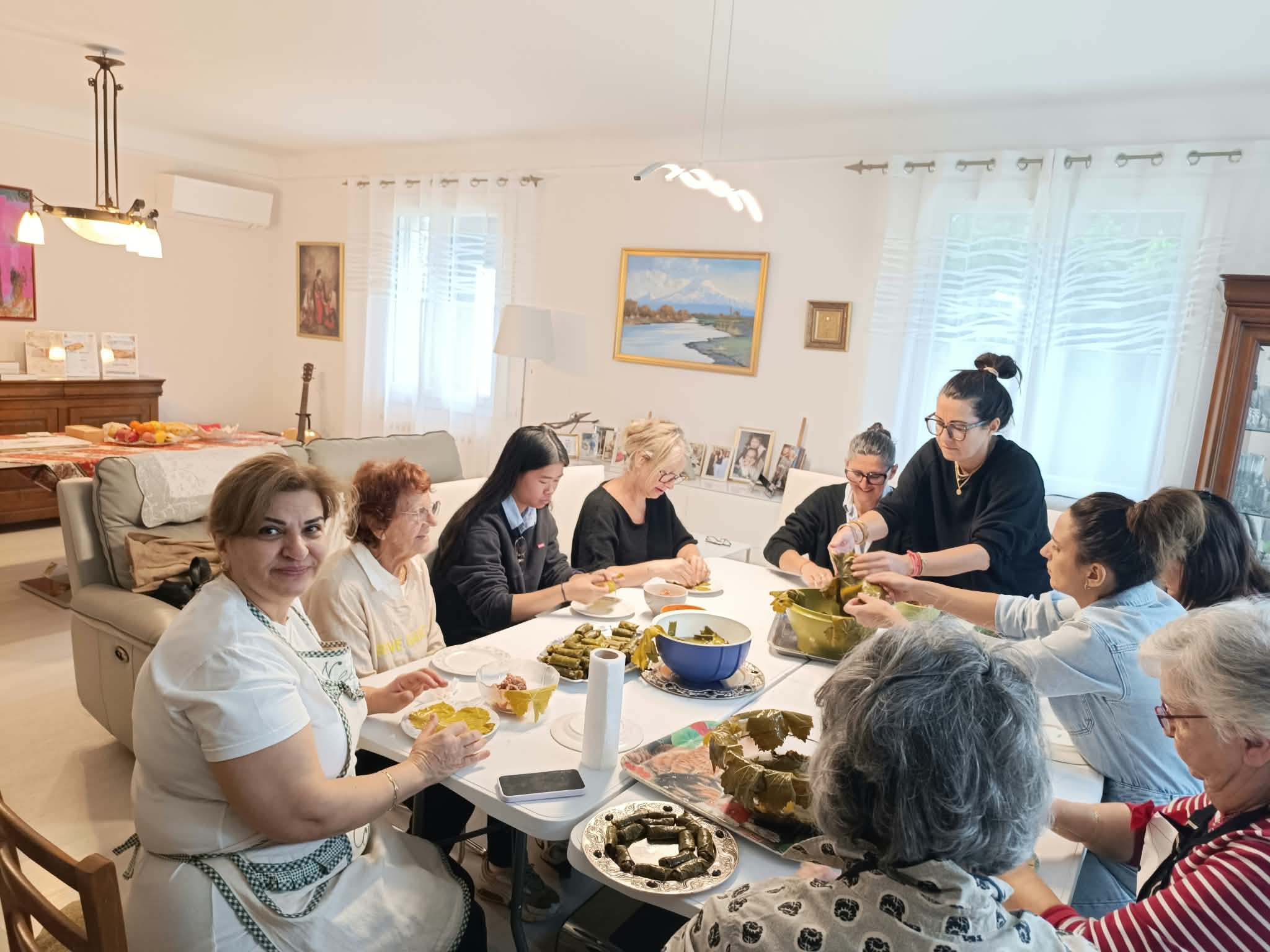 Participants préparant les dolmas