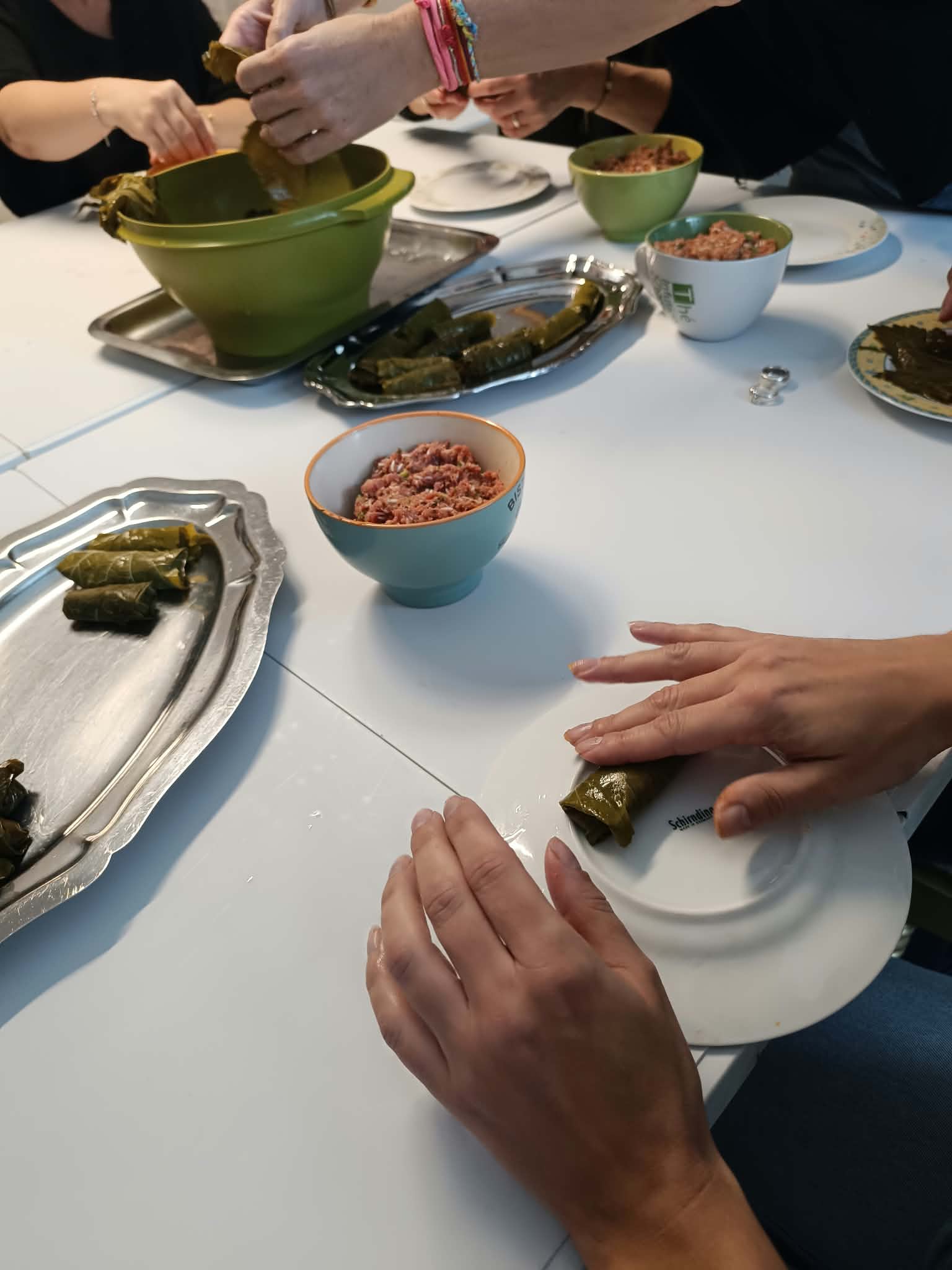 Participants préparant les dolmas