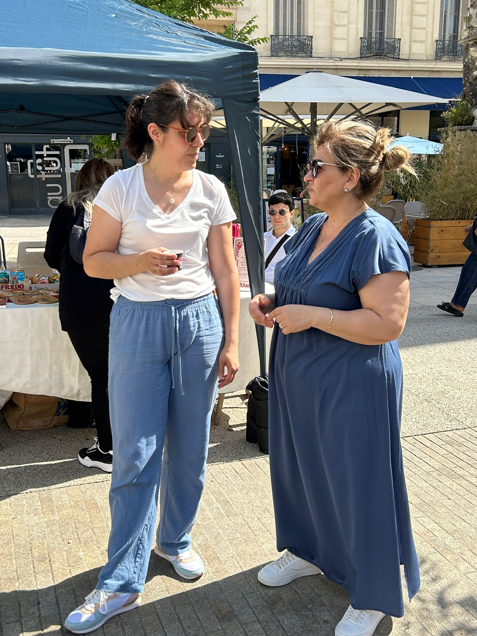 Enfants dessinant à la craie Place Pie