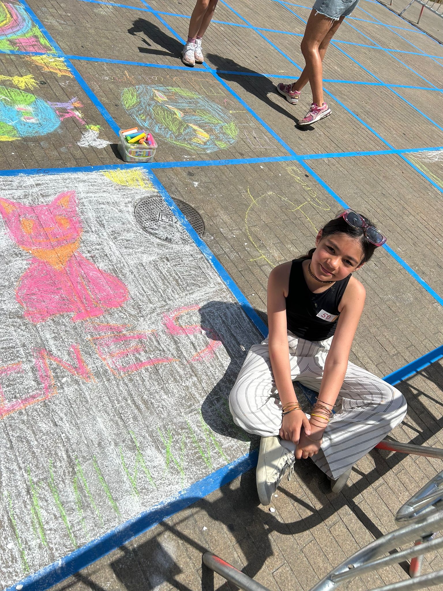 Enfants dessinant à la craie Place Pie