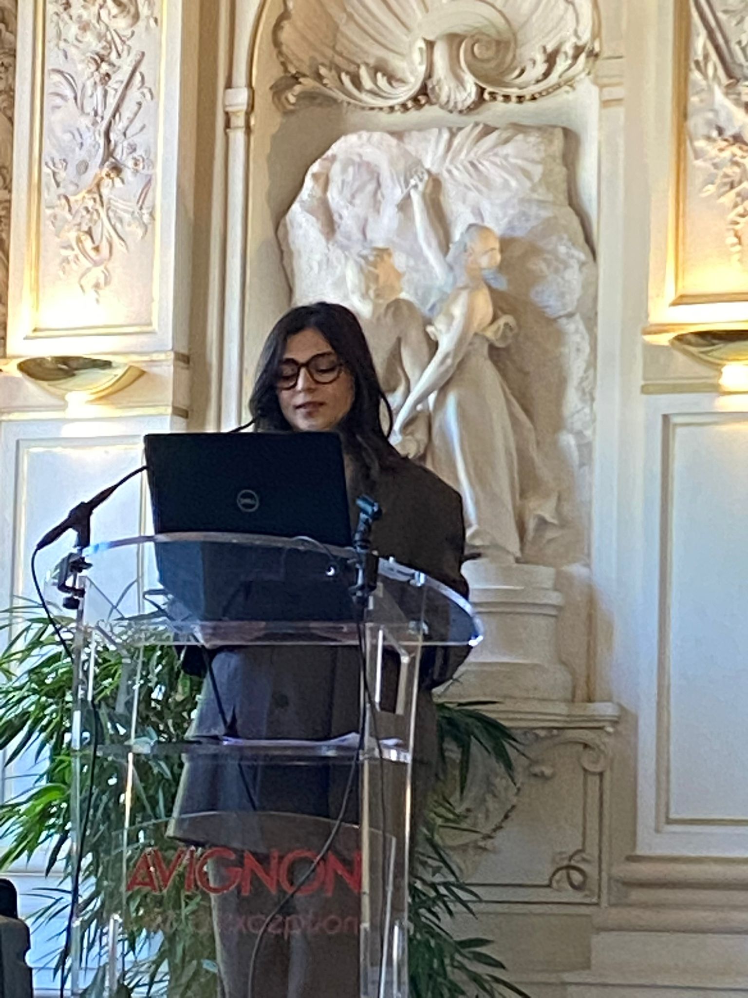Elène DAVTIAN, maîtresse de cérémonie, introduit nos conférenciers
